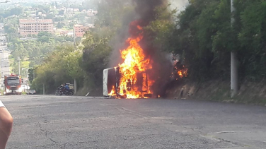 Notícia - Fogo em carro e susto no Morro da TV (VÍDEO)