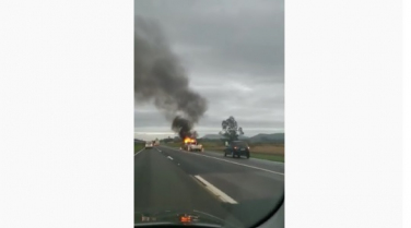 Notícia - Carro pega fogo na BR-101 (VÍDEO)