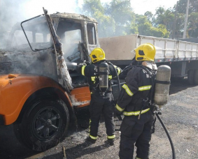 Notícia - Caminhão pega fogo em pátio de empresa