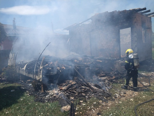 Notícia - Casa é consumida pelo fogo em Criciúma