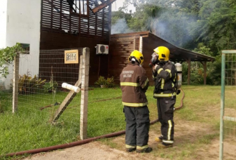 Notícia - Casa é destruída pelo fogo em Garopaba