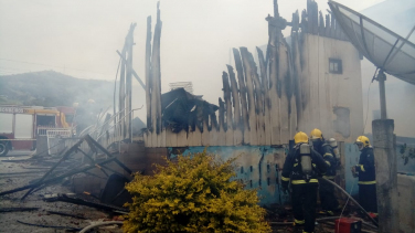 Notícia - Casa é destruída por incêndio em Pescaria Brava