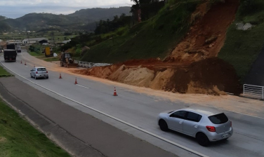 Notícia - Deslizamento fecha uma faixa na BR-101 em Tubarão (VÍDEO)