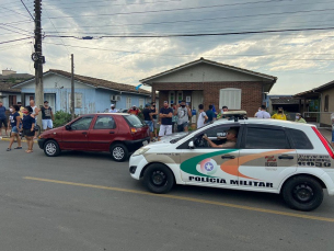 Notícia - Aglomeração em frente ao maior local de votação de Forquilhinha