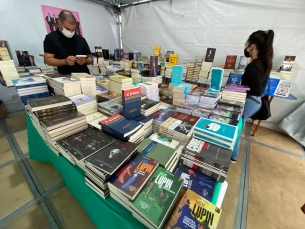 Notícia - Feira do Livro inicia com 70 mil livros em Criciúma 