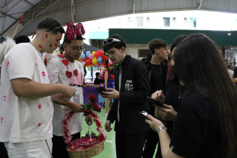 Notícia - Alunos do Colégio Satc celebram Dia do Estudante na festa A gosto