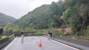 Notícia - BR-101: Equipes trabalham na limpeza no Morro dos Cavalos; pista segue interditada (VÍDEOS)