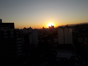 Notícia - Hoje, 32ºC. Amanhã, 34ºC. Chega a 37ºC na quarta