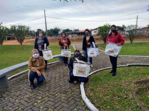 Notícia - Kits de trabalho para as mães da FAI são entregues em Içara