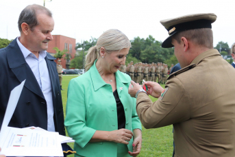 Notícia - Reitora da Unesc recebe honraria da Polícia Militar