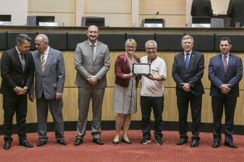 Notícia - Professor da Unesc é homenageado pela Alesc