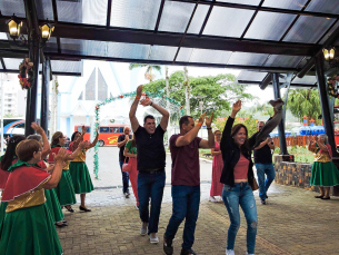 Notícia - Siderópolis recepciona passageiros de trem durante a programação do Natal da Esperança