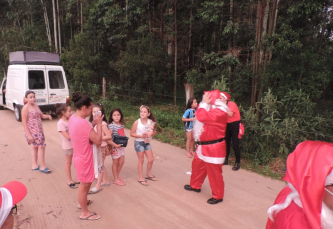 Notícia - Mais de 300 crianças recebem presentes de Natal em Morro da Fumaça