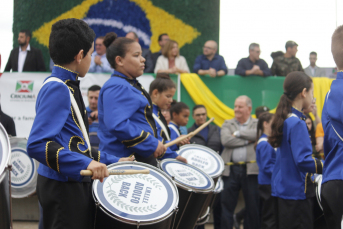 Notícia - Chuva não atrapalha o desfile cívico no Rio Maina