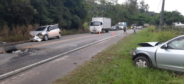 Notícia - Dois carros batem de frente na SC-108