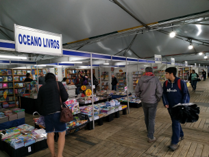 Notícia - Clima afasta público da Feira do Livro