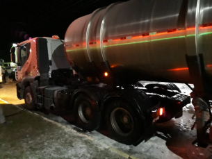 Notícia - Caminhão tanque pega fogo em Araranguá