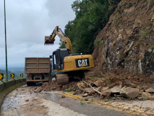 Notícia - Remoção de pedras e terra é iniciada na Serra do Rio do Rastro 