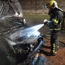 Notícia - Carro pega fogo em Içara