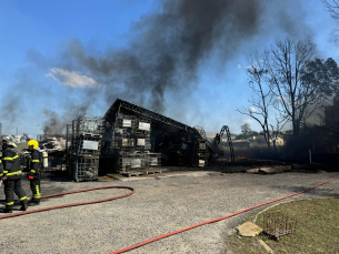 Notícia - Criciúma: incêndio em indústria começou após vazamento de solvente