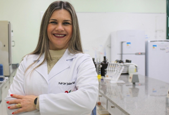 Notícia - Professora da Unesc recebe prêmio nacional Para Mulheres na Ciência