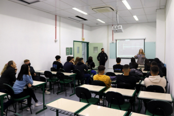 Notícia - Visita ao laboratório da Unesc ajuda alunos do Ensino Médio a decidir o futuro