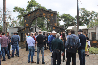 Notícia - Portal e muro do cemitério são inaugurados em Nova Veneza