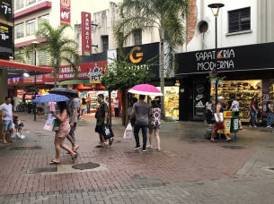 Notícia - Mesmo com chuva, criciumenses vão às compras