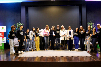 Notícia - Luciane Ceretta recebe homenagem do curso de Psicologia da Unesc