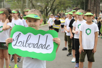 Notícia - Colégio Satc dá início a semana da pátria com desfile cívico e hasteamento das bandeiras 