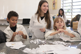 Notícia - Técnico em Química do Colégio Satc realiza projeto sustentável com escola municipal de Criciúma