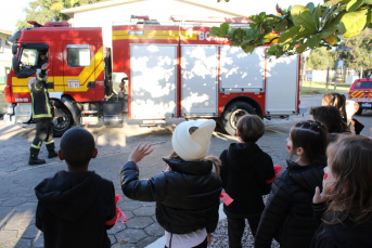 Notícia - Alunos do Colégio Satc recebem visita do Corpo de Bombeiros 