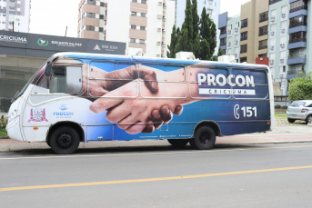 Notícia - Criciúma: Ônibus do Procon segue estacionado em frente a Central Funerária, mas fechado