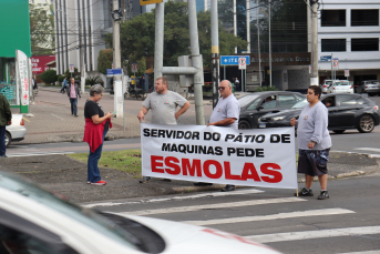 Notícia - Em protesto no Centro de Criciúma, servidores do pátio de máquinas pedem esmolas 