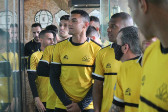 Notícia - Na sala de troféus, jogadores conhecem as conquistas do Tigre