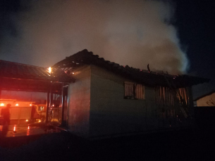 Notícia - Móveis e eletrodomésticos ficam destruídos após incêndio atingir residência no Balneário Rincão