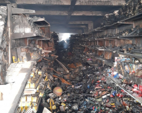 Notícia - Corpo de Bombeiros leva 11 horas para combater incêndio de grandes proporções em Imbituba