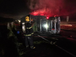 Notícia - Após pneu estourar, caminhão tomba e pega fogo em Laguna