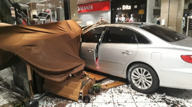 Notícia - Carro invade shopping e quase atinge segurança (VÍDEO)