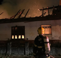 Notícia - Casa abandonada é consumida pelo fogo