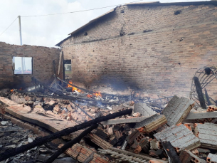 Notícia - Galpão é destruído em incêndio em Araranguá