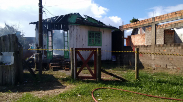 Notícia - Casa é destruída pelo fogo em Passo de Torres