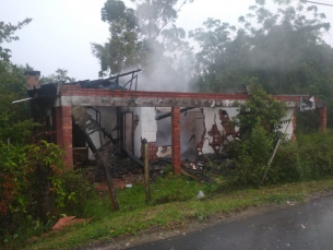 Notícia - Bombeiros combatem fogo em residência abandonada