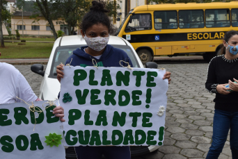 Notícia - Mudas de ipê são plantadas em alusão ao Dia da Árvore e Dia Nacional de Luta da Pessoa com Deficiência