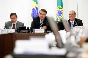 Notícia - Bolsonaro assina decreto que flexibiliza a posse de armas