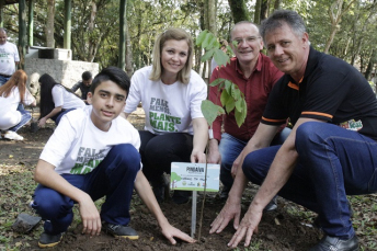 Notícia - ONG Alemã realiza mutirão de plantio em Forquilhinha