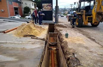 Notícia - Obras de esgotamento sanitário ocorrem nas proximidades da Luiz Rosso