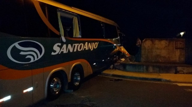 Notícia - Ônibus bate em muro de residência na Via Rápida