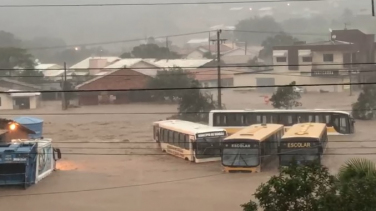 Notícia - Força da chuva arrasta ônibus em Sangão (VÍDEO)