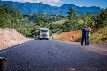 Notícia - Pavimentação entre Guatá e Rio do Rastro receberá incremento de mais 100 metros